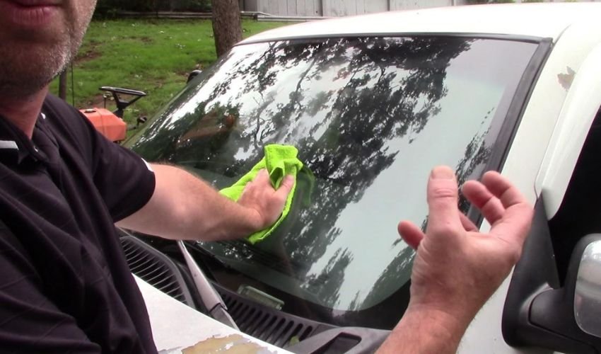 Car Windshield Cleaning